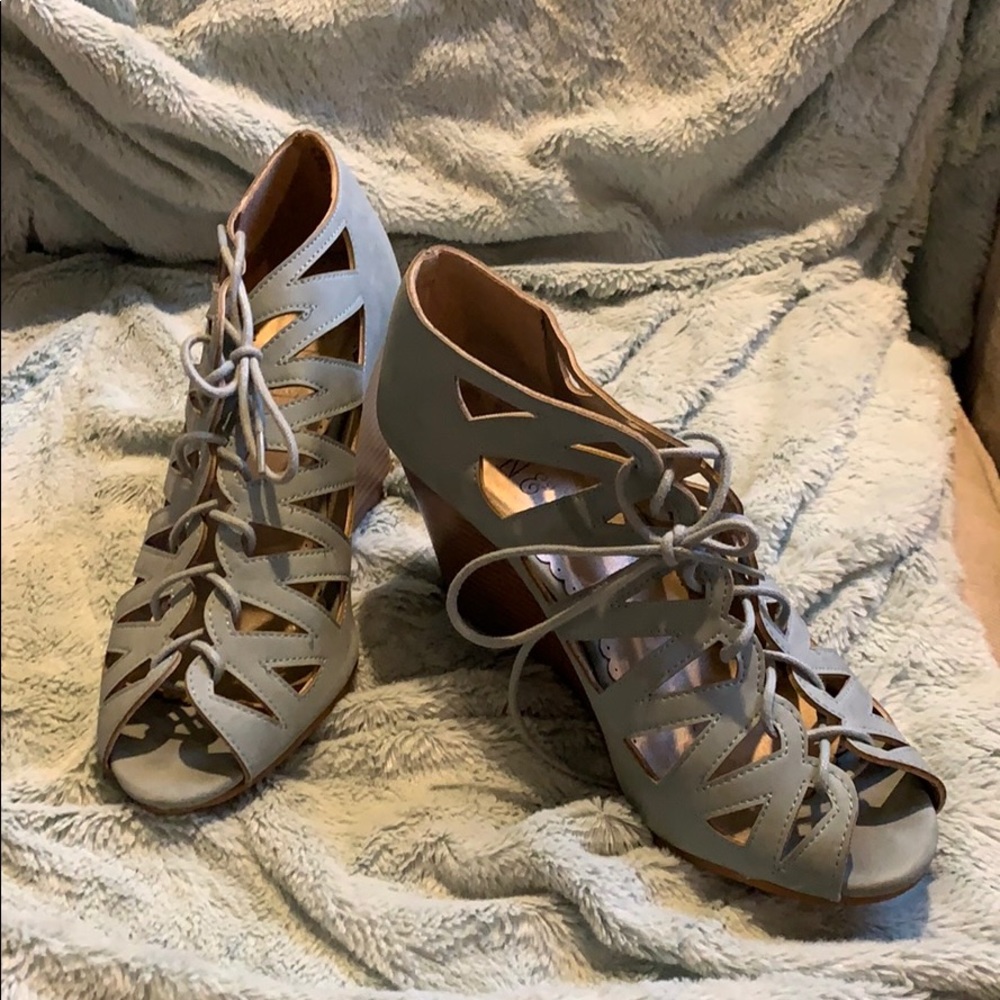 LACE UP WEDGES